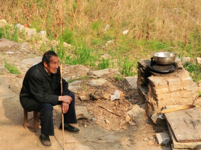 农村老人选择自杀的背后,有什么心酸的故事?