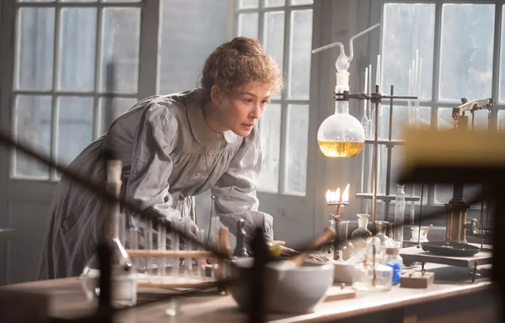 豆瓣6.6分《放射性物质》居里夫妻对科学的探索